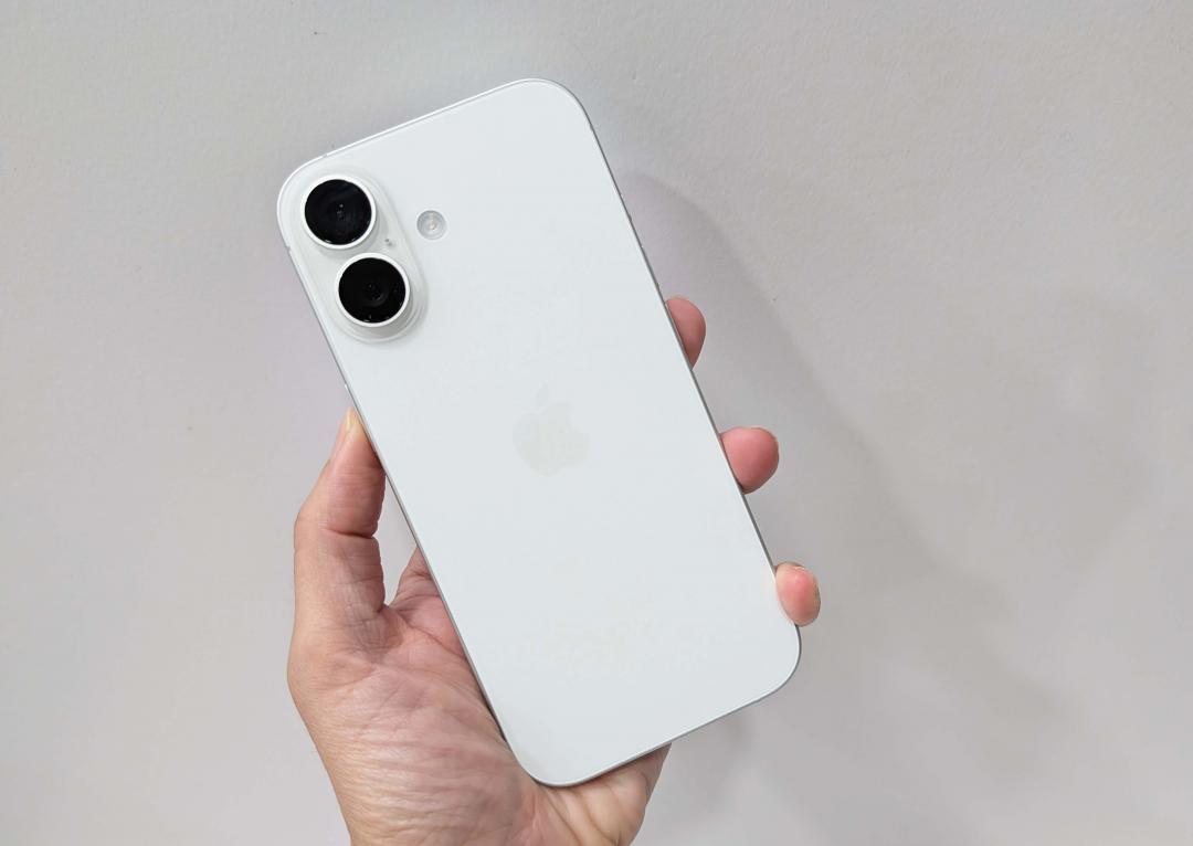 iPhone 17的外型設計延續大家熟悉的經典風格,後置雙鏡頭均為4,800萬像素雙融合相機,29,900元起。
