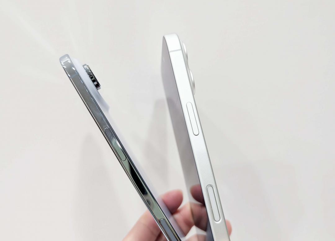 iPhone Air(左)機身厚度僅5.6mm,與iPhone 17(右)的7.95mm對比,纖薄感一眼就能看出。