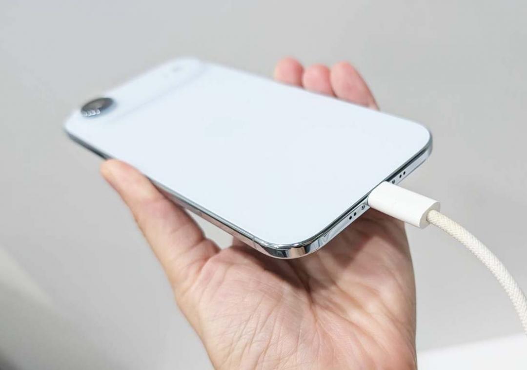 包括iPhone Air在內的iPhone 17全系列皆支援40W充電,實測約20分鐘就能充飽50%電量。