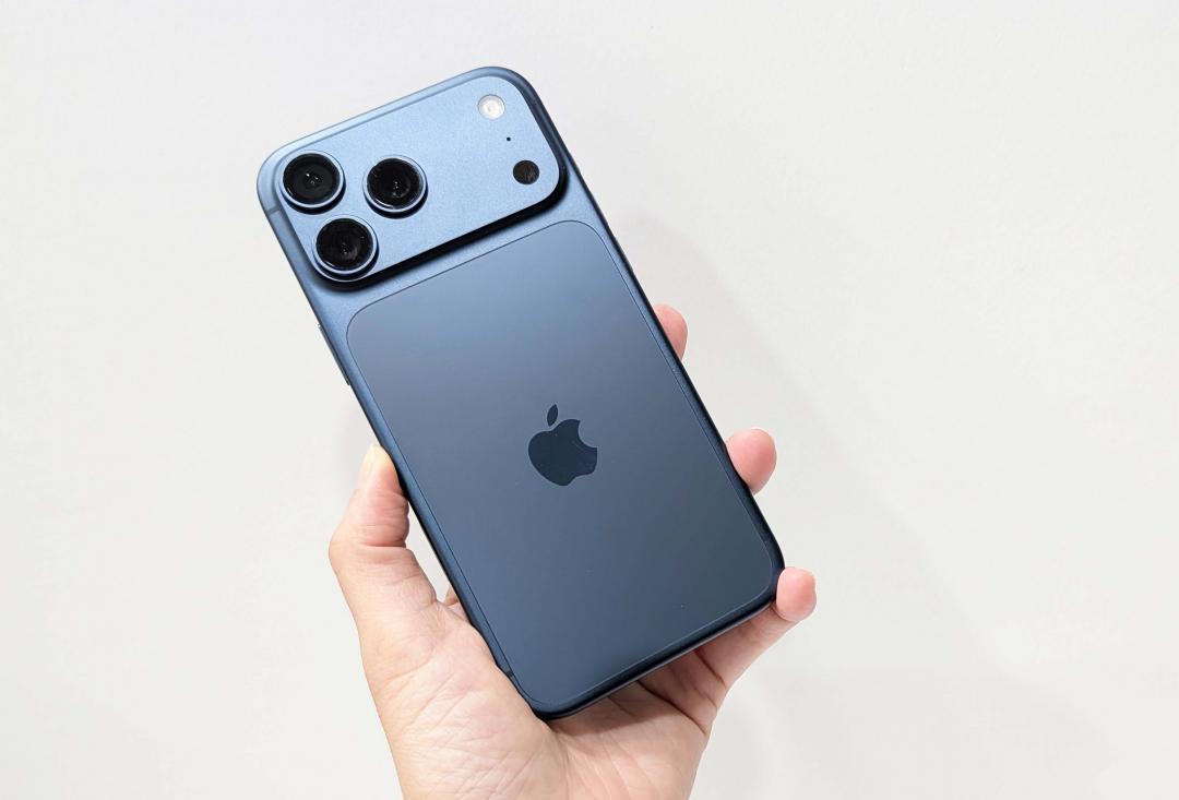 iPhone 17 Pro系列的全新「橫向相機島」設計,也能改善散熱和續航的問題。機身是鋁金屬,建議使用手機殼加以保護。