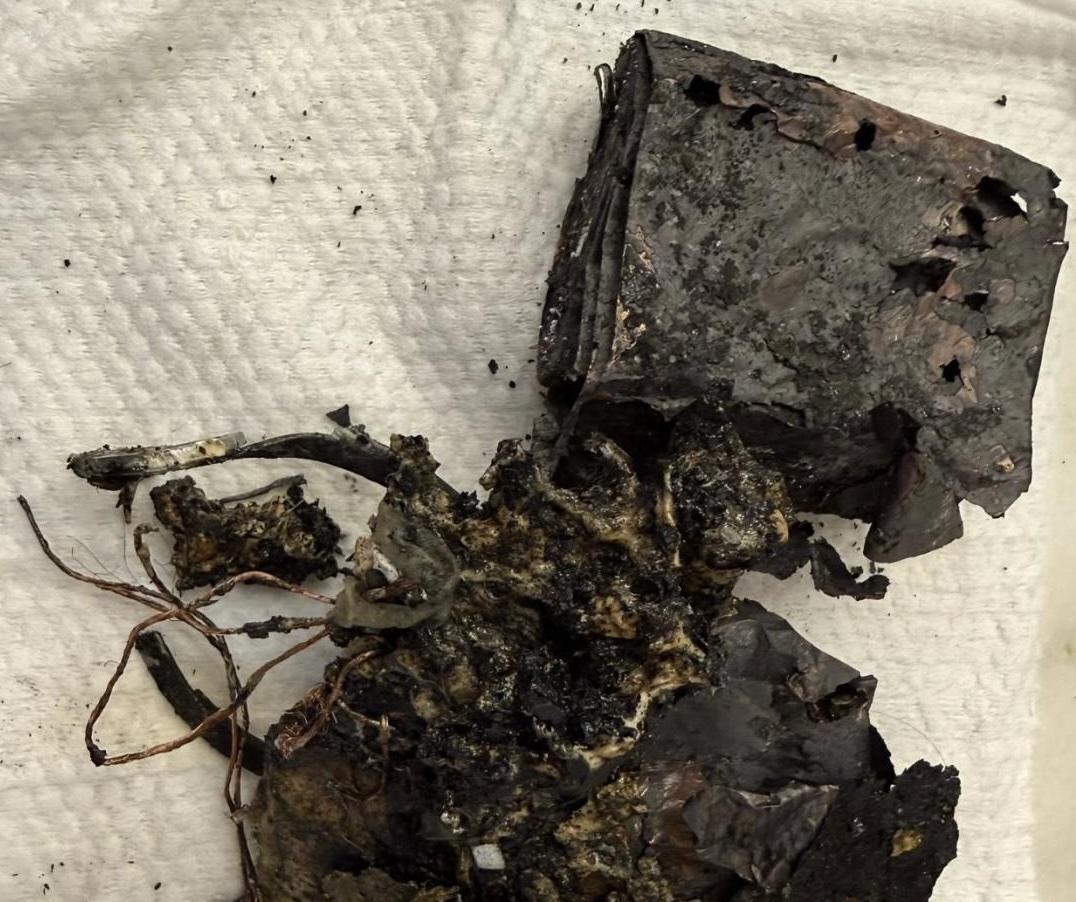 一名何姓網友表示，行動電源在自家客廳自燃起火。（圖／翻攝爆料公社公開版）