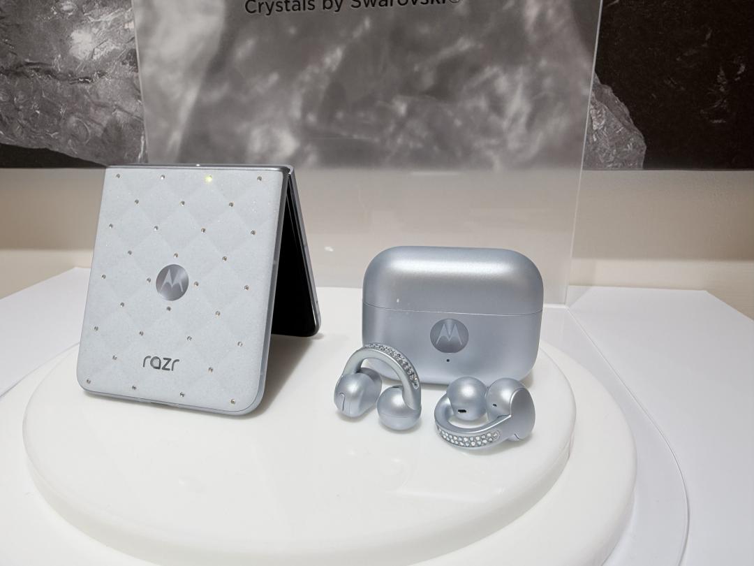 施華洛世奇聯名版以套組販售，包含razr 60手機和耳機。（圖／記者吳佩樺攝）