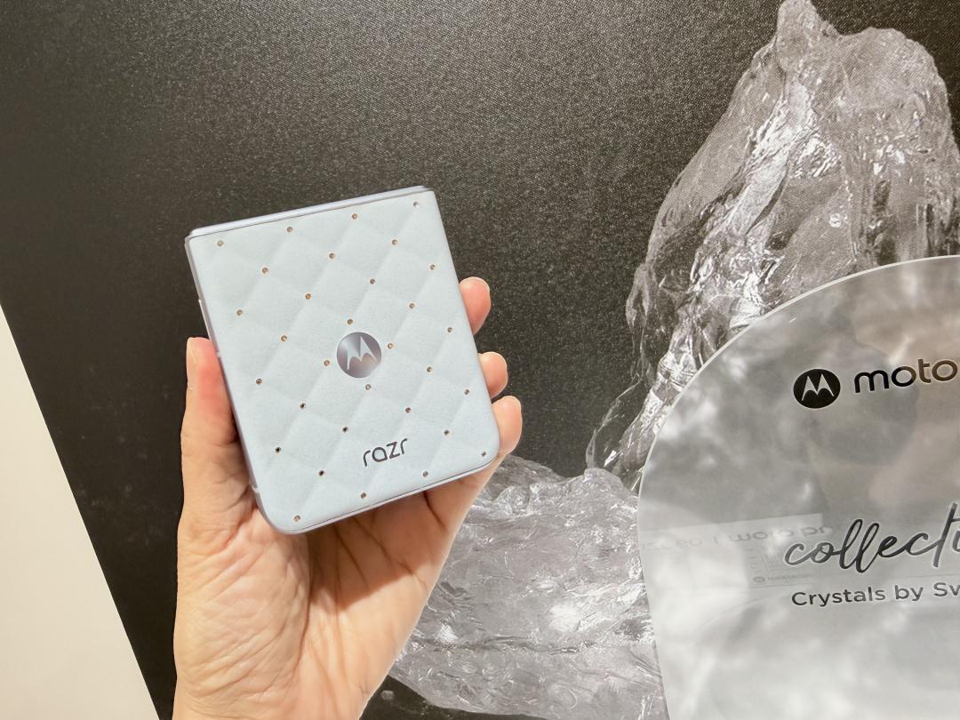 razr 60聯名版，整機手工鑲嵌35顆施華洛世奇水晶。（圖／記者吳佩樺攝）