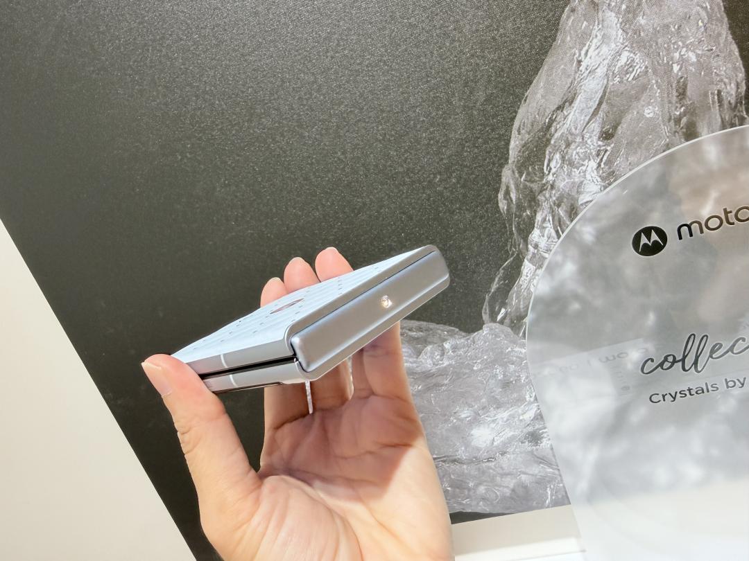 機身轉軸處還特別點綴一顆26切面水晶。（圖／記者吳佩樺攝）