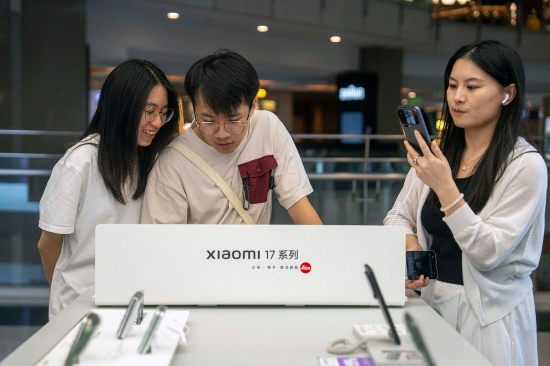 小米17系列新機背不少網友嘲諷是致敬蘋果iPhone 17系列。(圖/路透社)