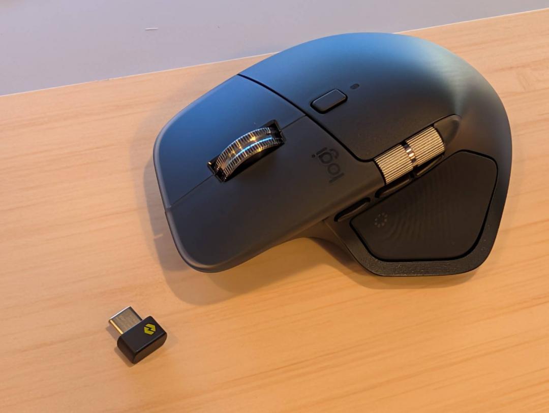 Logitech MX Master 4支援使用藍牙進行連線，或者可以搭配羅技獨家的Logi Bolt連接器，獲得更低更穩定的連線能力，完整充電可使用 70 天。（圖／記者黃肇祥攝）
