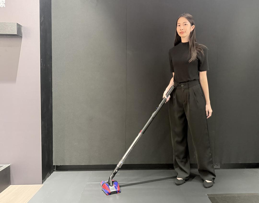 Dyson全新PencilVac Fluffycones鉛筆吸塵器在台上市。(圖/記者吳佩樺)