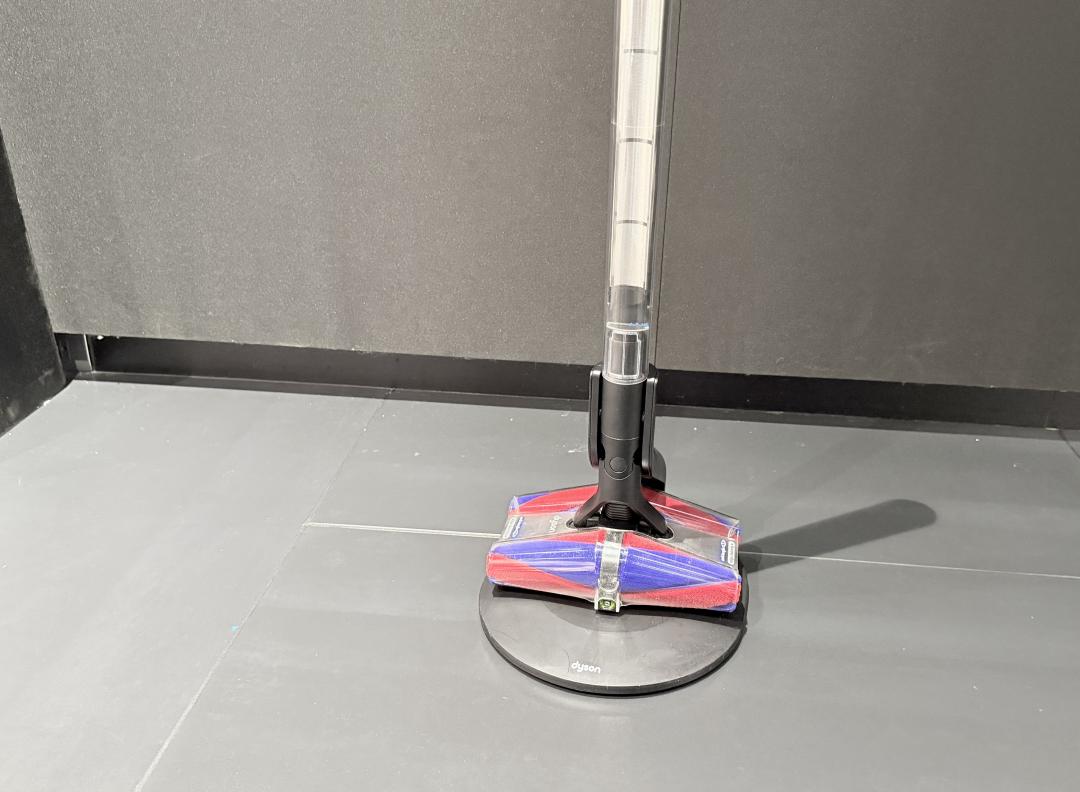 採用磁吸式充電座,平常也能用來收納吸塵器。(圖/記者吳佩樺)