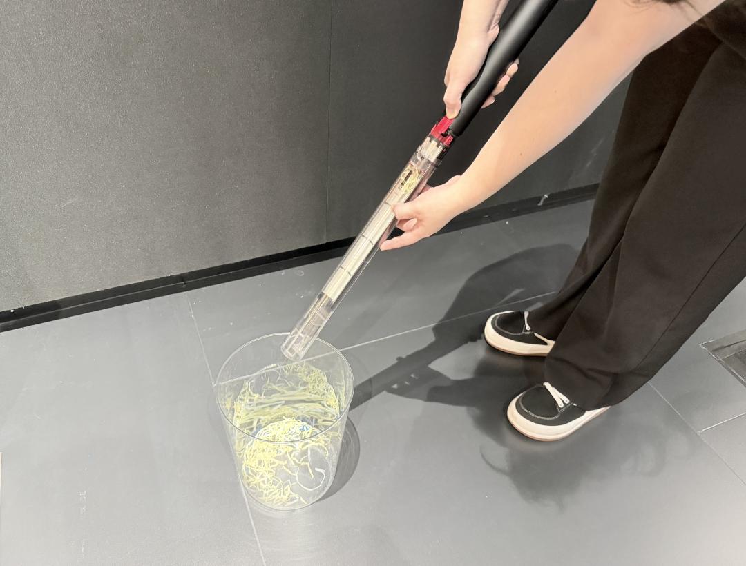 氣流壓縮集塵筒清空系統,一鍵按壓就能將灰塵推入垃圾桶。(圖/記者吳佩樺)