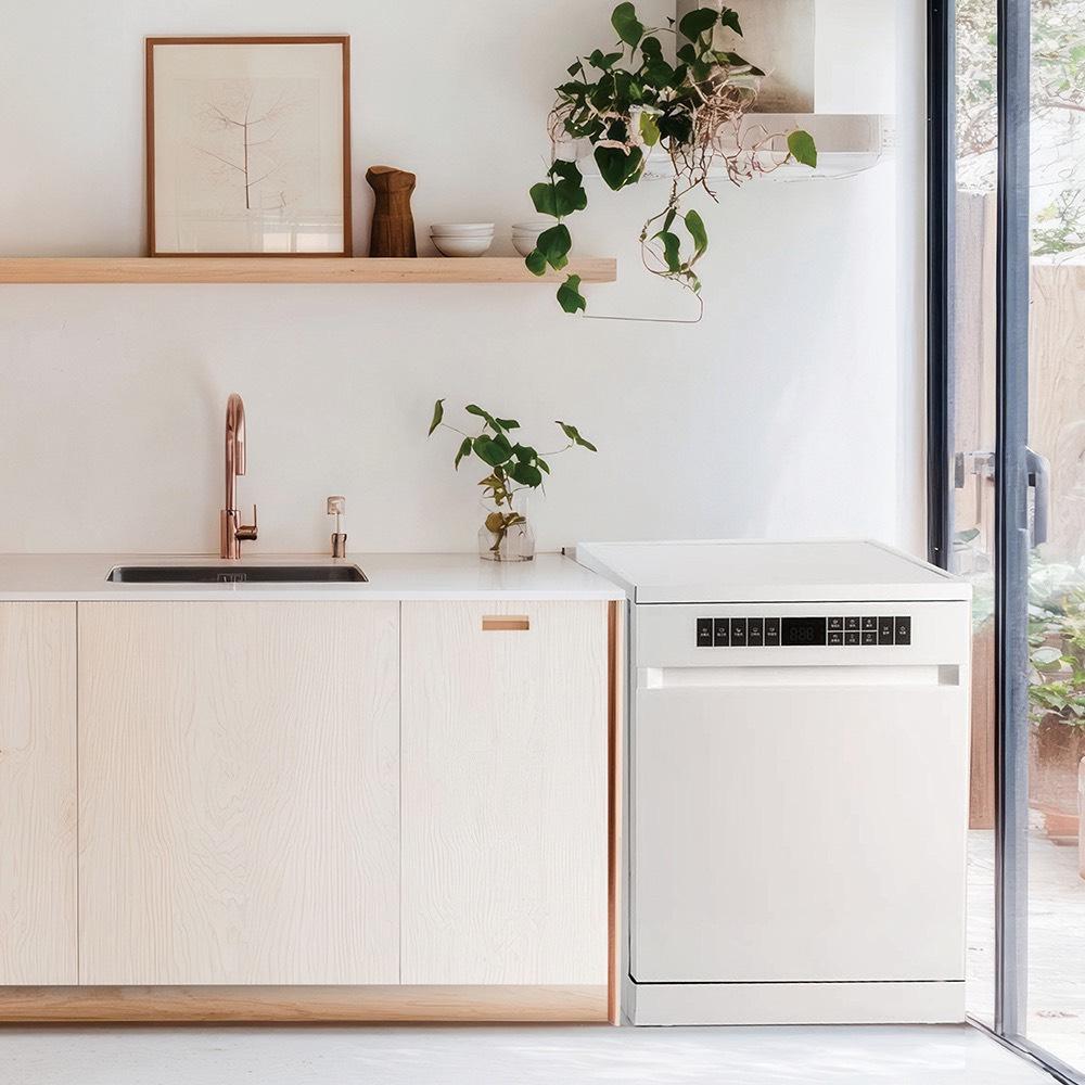 為了對應台灣較矮的廚房櫃體，部分廠商也降低洗碗機的機體高度。圖為嘉儀KDW-656FW。