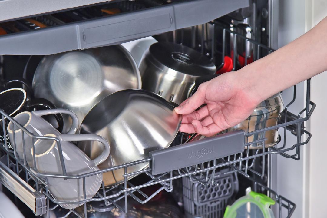 各大品牌洗碗機主打中式碗籃設計，更貼合台灣家庭的使用習慣。圖為惠而浦WDFS3R5PIXTW。