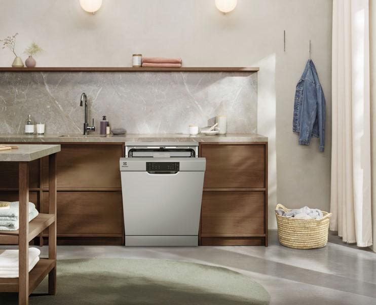 若在入住後才決定安裝洗碗機，選擇獨立式機型可避免大幅更動廚房格局的麻煩。圖為伊萊克斯EFF3560VXB。