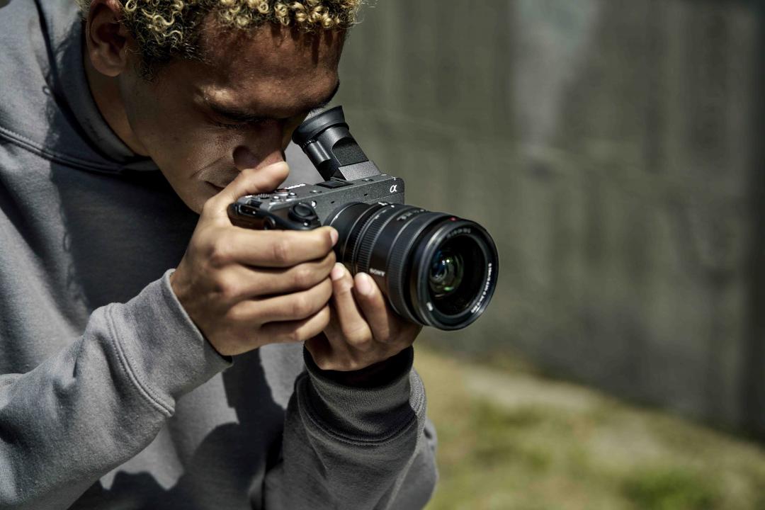 Sony FX2專為拍攝電影、創作打造，強調長時間錄影的散熱能力，並配有電影色彩科學S-Cinetone技術，能呈現絕佳的膚色效果，單機79,980元。