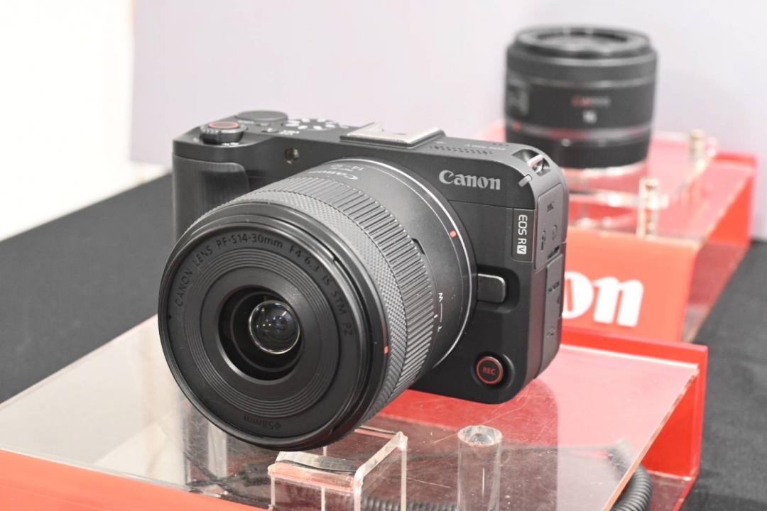Canon EOS R50V可根據拍攝需求更換EOS R系統的鏡頭，帶來更大的拍攝彈性，單機身21,900元。（記者黃肇祥攝）