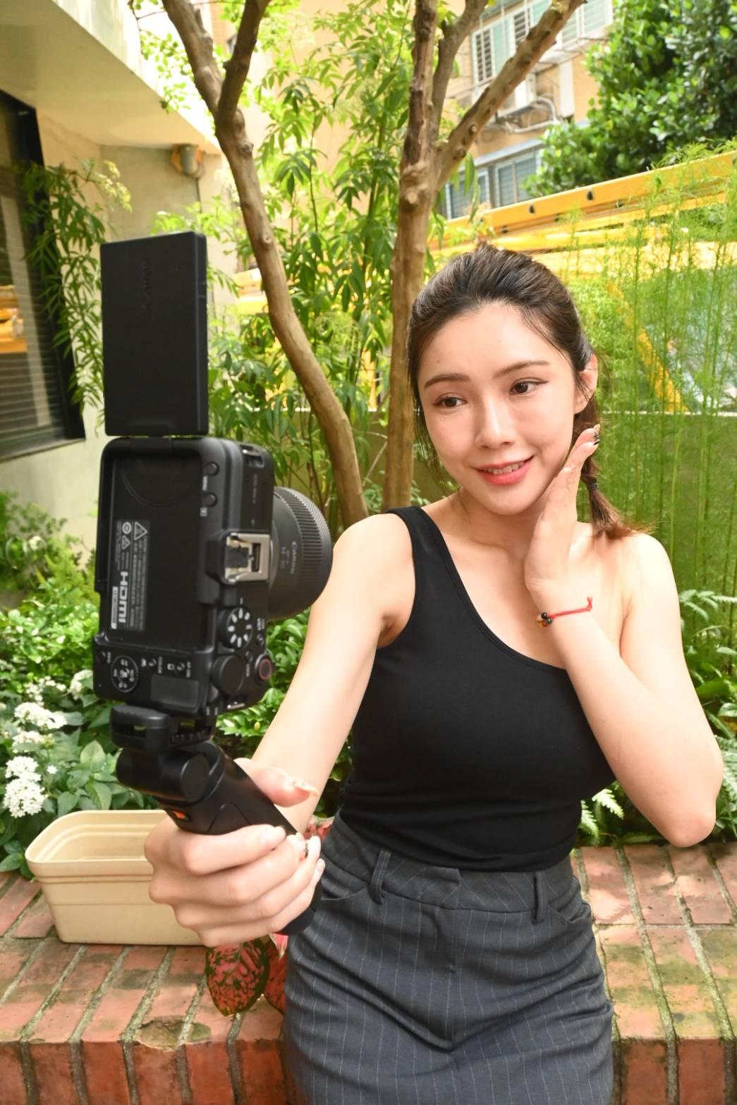 若以Vlog拍攝或直播為主，建議加購手持穩定器，不僅能減少移動產生的畫面晃動，也利於單手握持、方便自拍。（記者黃肇祥攝）