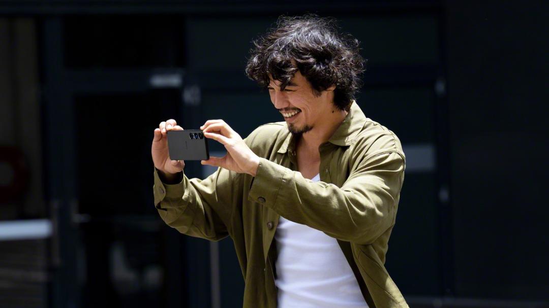 Sony Xperia 1 VII力求還原相機操作手感，機身側邊設有實體快門鍵，半壓能對焦、全壓是快門，讓用戶能延續使用相機的操作習慣，40,990元。