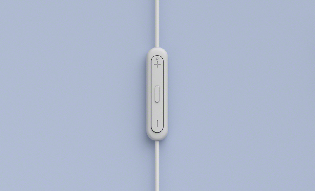 附帶線控遙控器。(圖/Sony)