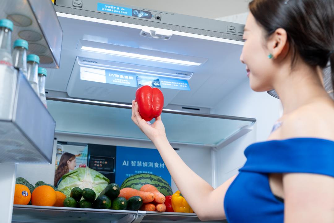 內建智慧攝影機,可即時辨識放入或取出的食材。(圖/三星)