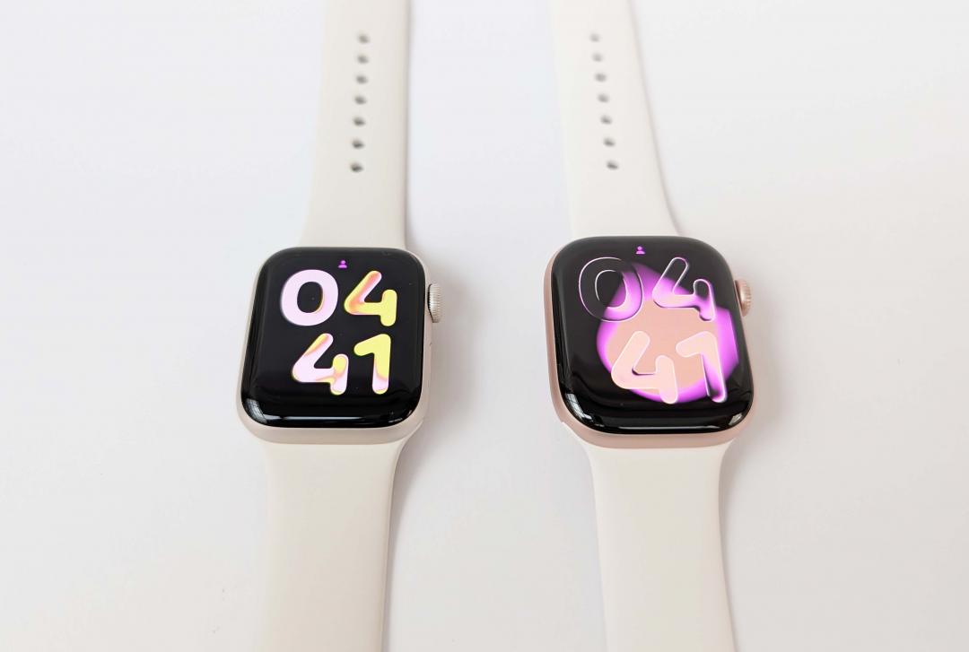 Apple Watch SE 3（左）提供40、44mm；Apple Watch Series 11（右）則有42、46mm。圖為40mm對比42mm。（圖／記者吳佩樺）