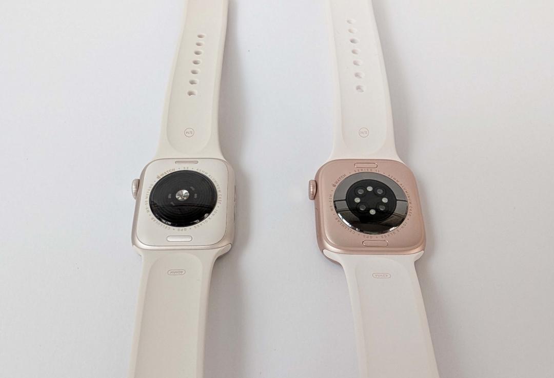 可以明顯看出Apple Watch Series 11(右)具備更多感測器。（圖／記者吳佩樺）