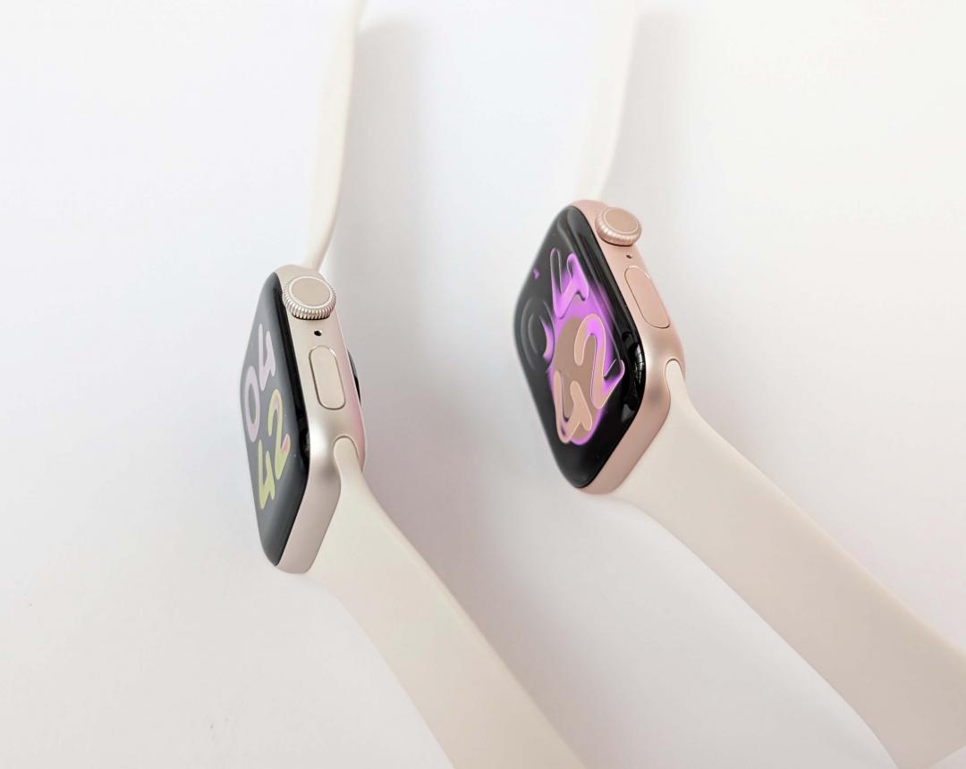 Apple Watch SE 3的厚度為10.7mm、Apple Watch Series 11（右）則為9.7mm。圖中兩款皆為鋁金屬錶殼，Apple Watch Series 11另有鈦金屬可選。（圖／記者吳佩樺）