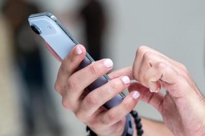 泡澡滑充電iPhone奪命!46歲婦觸電亡、老公痛批蘋果沒警語 泡澡滑充電iPhone奪命!46歲婦觸電亡、老公痛批蘋果沒警語