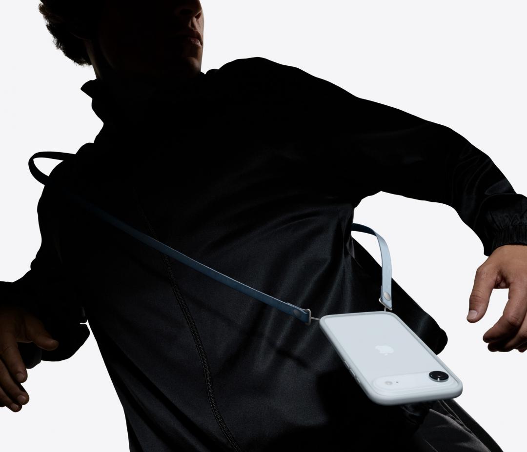 iPhone 17系列斜背掛繩十分熱賣。（圖／蘋果官網）