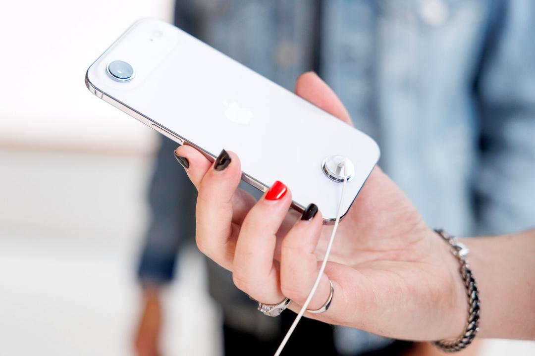 根據最新降價榜，蘋果iPhone罕見一口氣有5款機型上榜。(圖／路透社)
