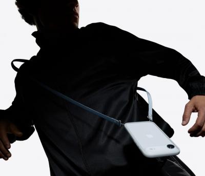 iPhone 17掛繩2千元遭譏「盤子價」 網傻眼大缺貨得等1個月 iPhone 17掛繩2千元遭譏「盤子價」 網傻眼大缺貨得等1個月