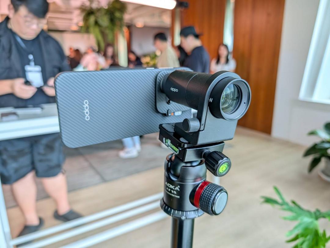 高階款 Find X9 Pro 不僅有更強的長焦鏡頭，還可搭配增距鏡套裝，將光學變焦延伸至 10 倍的距離。