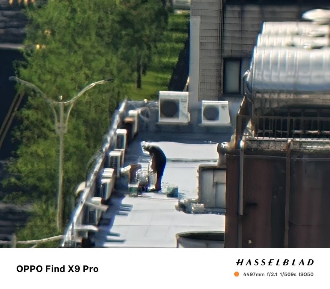 Find X9 Pro 搭配增距鏡最遠可以達到 200 倍的拍攝，細節與照片會透過 AI 重新潤飾。