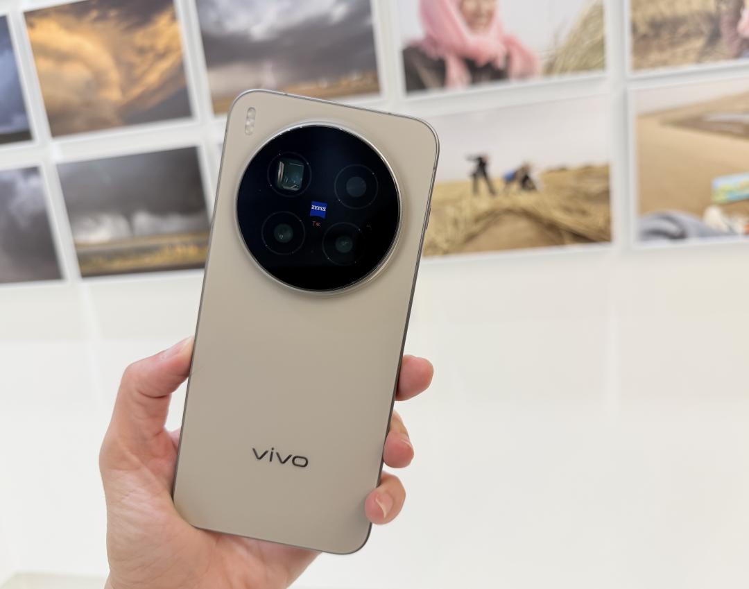 X300 Pro的2億畫素蔡司APO超級長焦鏡頭採用和三星全新合作的HPB感光元件。（圖／記者吳佩樺攝）