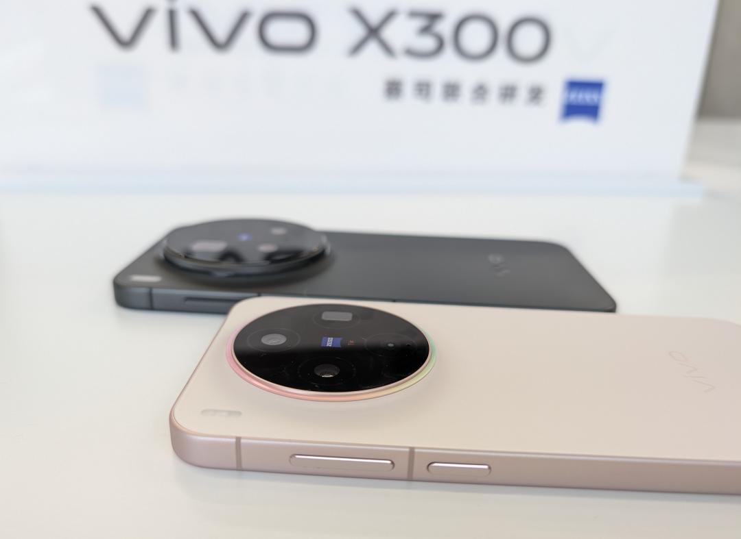 X300（前）主鏡頭為2億畫素。（圖／／記者吳佩樺攝）