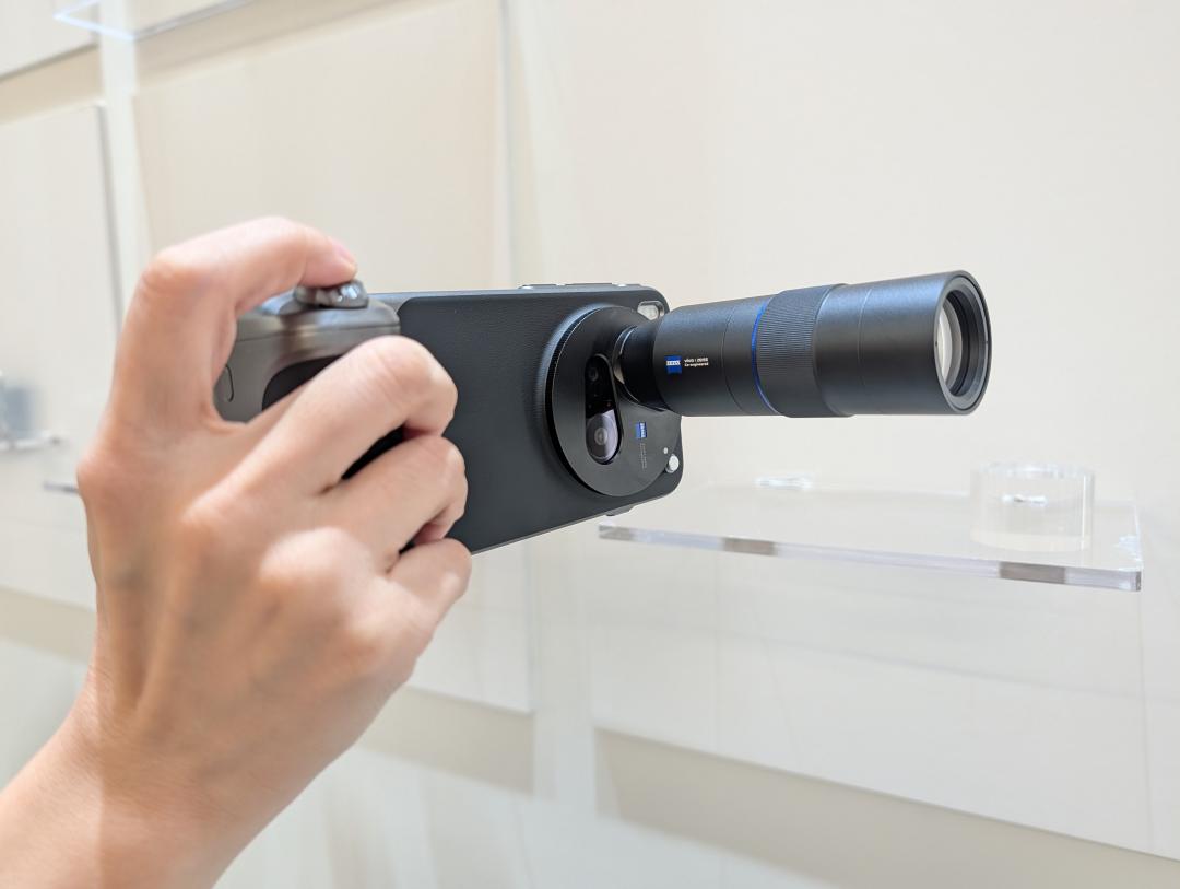 支援外接2.35倍長焦增距鏡使用，最高可達超過200倍變焦。（圖／記者吳佩樺攝）
