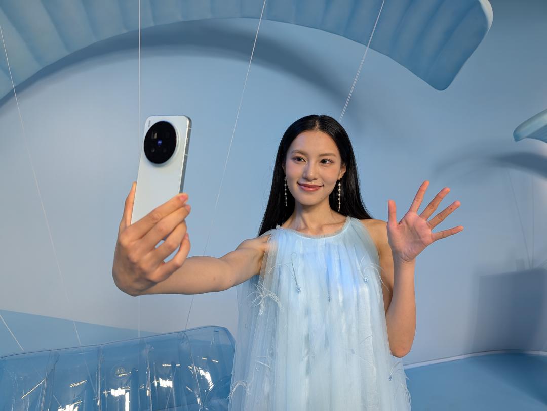 X300系列升級5,000萬畫素蔡司鏡頭。（圖／記者吳佩樺攝）