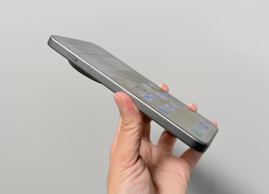 X300 Pro採用6.78吋的平面螢幕設計。（圖／記者吳佩樺攝）