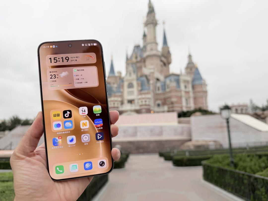 6.78吋螢幕，改為平面螢幕設計。（圖／記者吳佩樺攝）