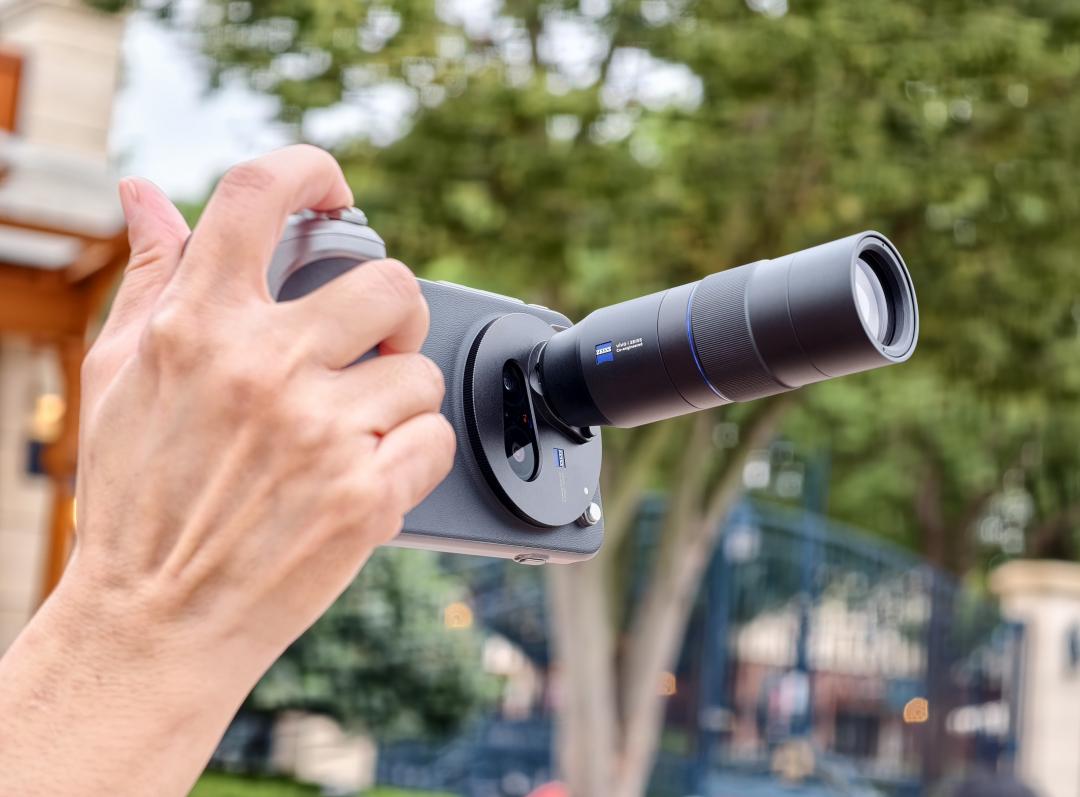 可搭配外接2.3倍長焦增距鏡使用，台灣上市時會引進這款配件。（圖／記者吳佩樺）