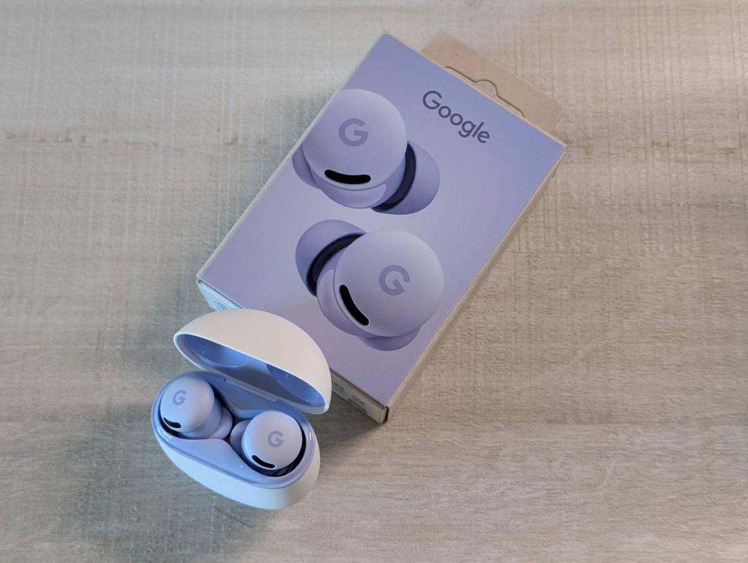 本次開箱的是鳶尾紫，另外 Google 也有霧灰色的款式，售價均為 4,499 元。（圖／記者黃肇祥攝，以下皆同）