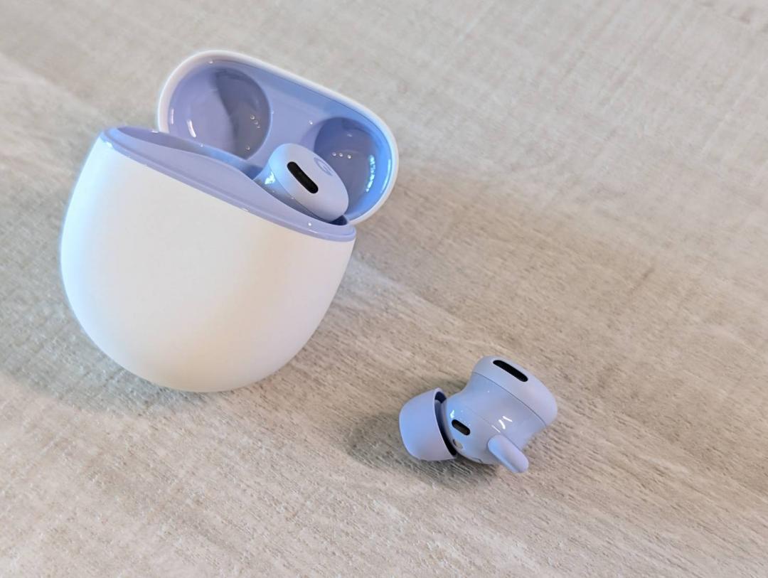 Pixel Buds 2a 共有兩組麥克風，但通透模式、通話表現相對平庸，如果比較追求麥克風建議直上 Pixel Buds Pro 2，效果更理想些。