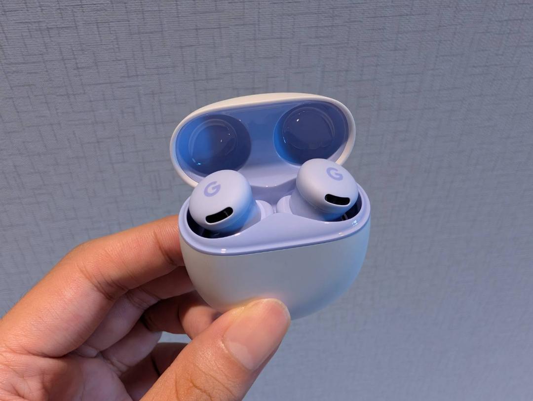 Pixel Buds 2a 搭配支援快速配對的 Android 手機，只要一打開充電盒就會自動配對。