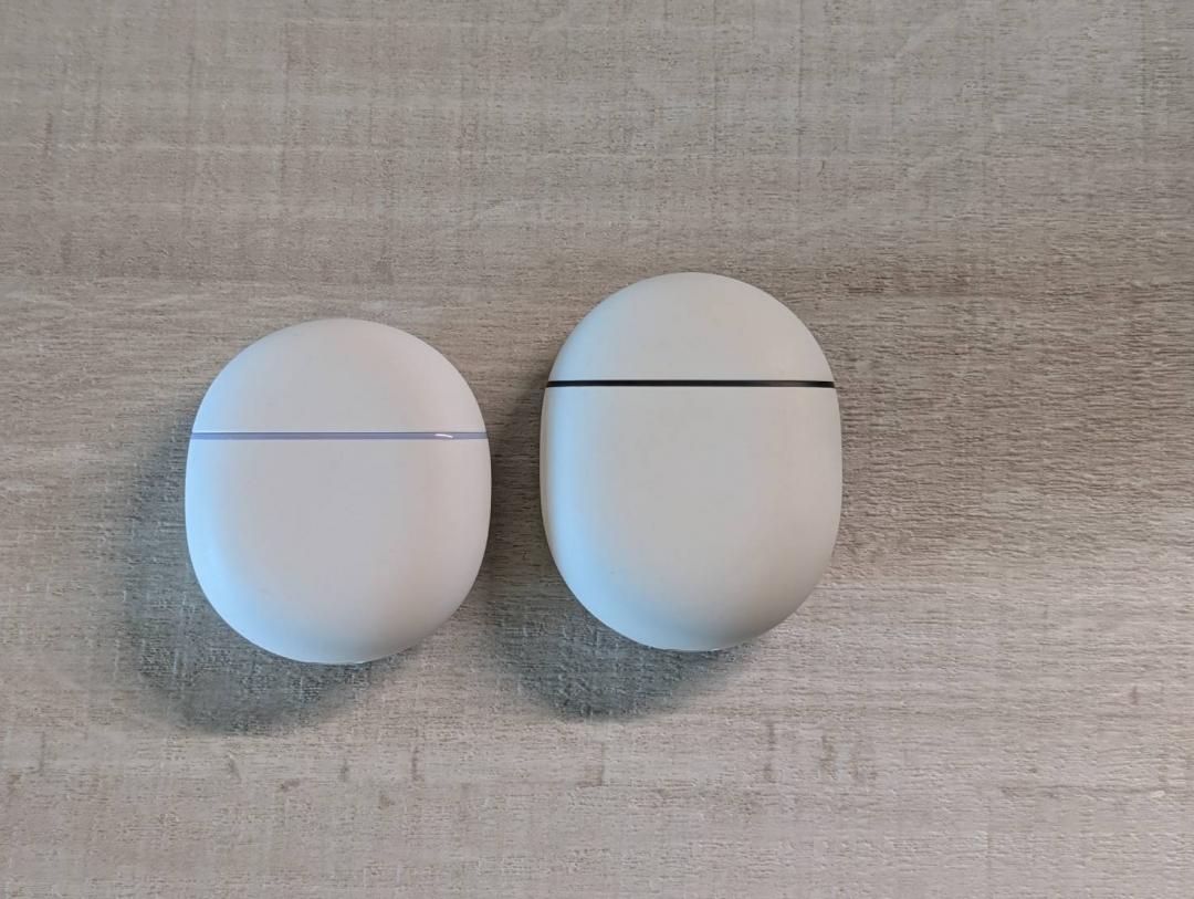 左為 Pixel Buds 2a，右為 Pixel Buds Pro 2，可以看到 Pixel Buds 2a 體積更小。
