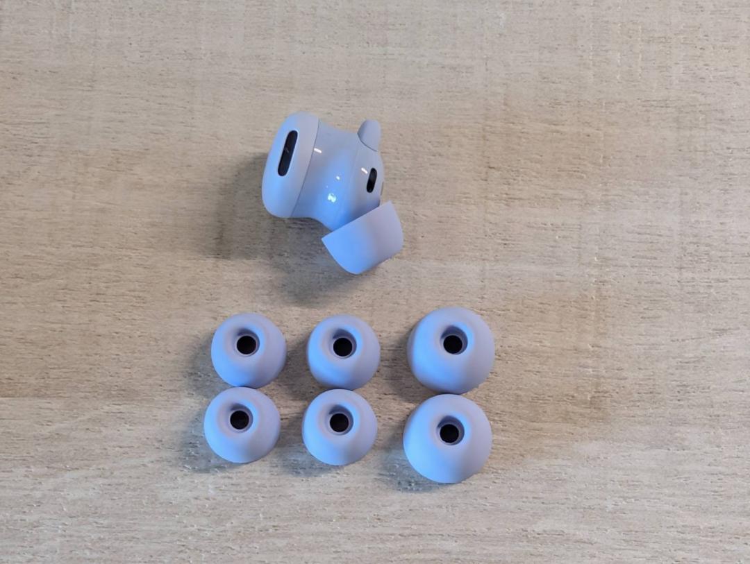 加上已經預裝在耳機上的 M 號，Google 共提供 4 種尺寸的耳塞，在剛配對連線之後，系統就會協助確認耳塞尺寸是否合適。