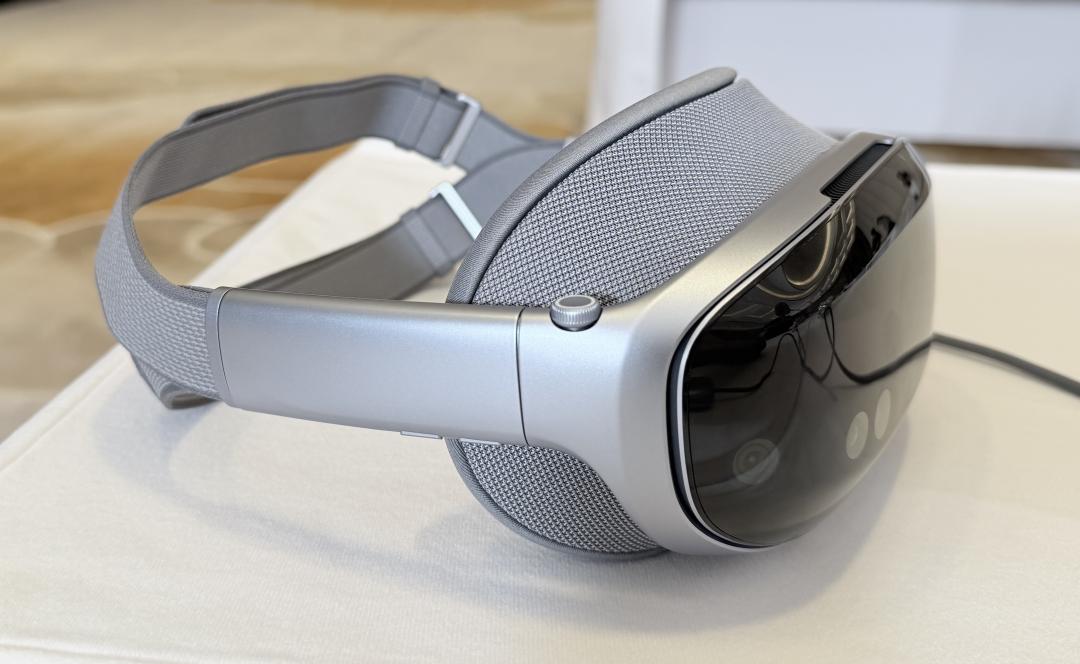 重量只有398公克，可靈活選擇單環或雙環佩戴。（圖／記者吳佩樺）