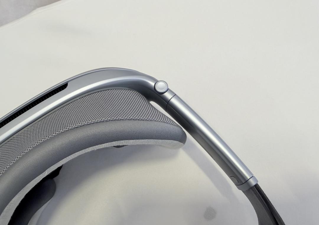 機身上的實體按鍵，主要是主畫面按鈕和音量鍵。（圖／記者吳佩樺）