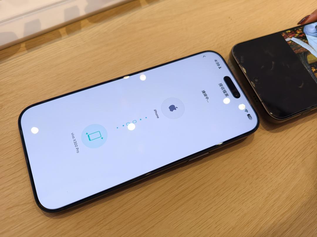 手機和iPhone輕碰一下，就能傳輸照片等檔案。（圖／記者吳佩樺攝）