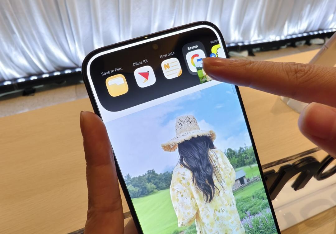 螢幕上方的「原子島」，當使用相關功能時會自動跳出，例如直接拖拉照片至其他App。（圖／記者吳佩樺攝）