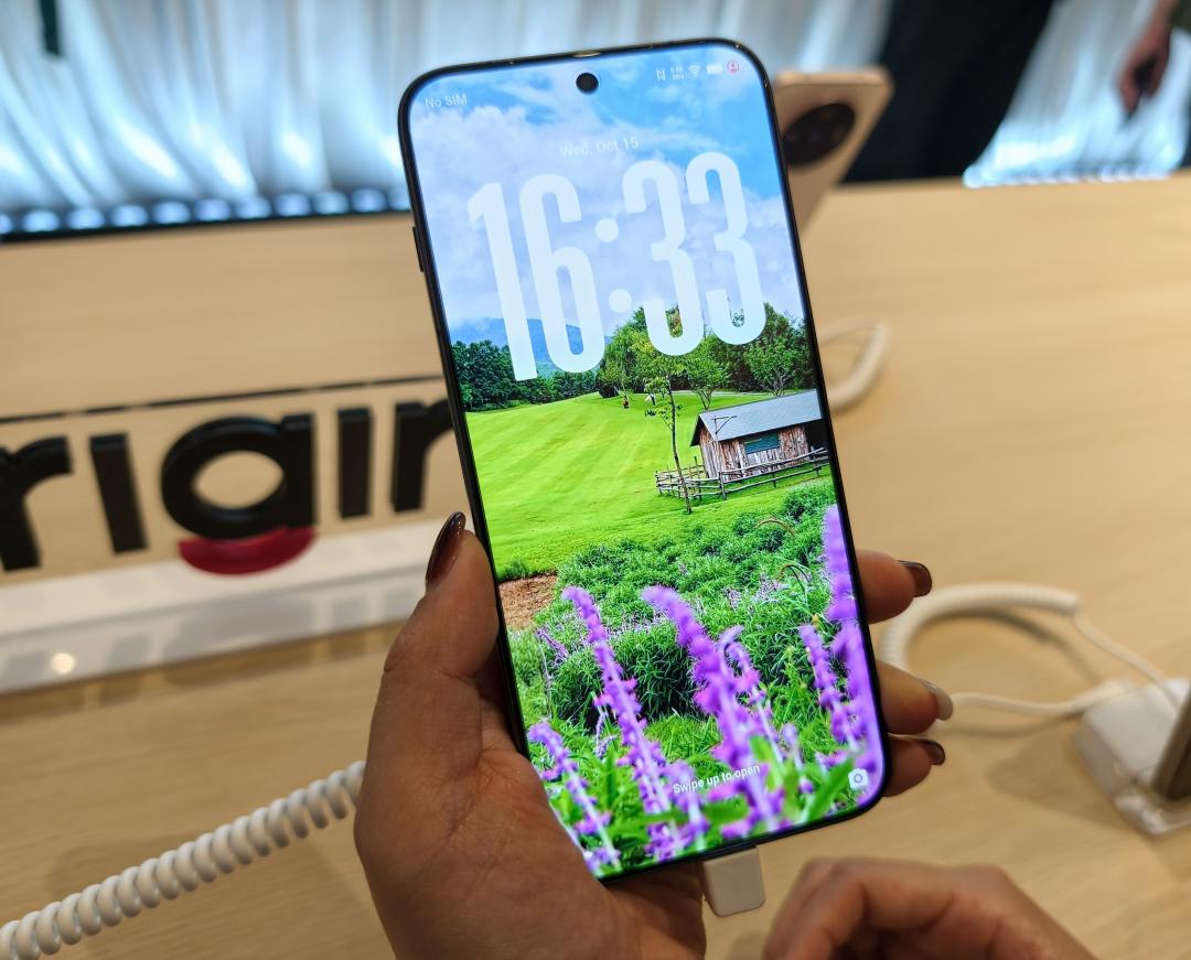 鎖定螢幕的趣味光柵功能，可讓靜態照片隨著手機左右擺動呈現動態變化，最多可設定4張照片。（圖／記者吳佩樺攝）