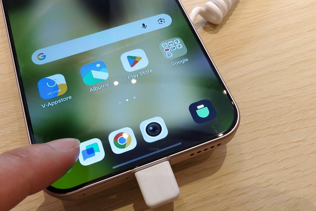 內建「私密空間」，可隱藏個人私密內容，按住下方功能列向左滑動就能叫出。（圖／記者吳佩樺攝）