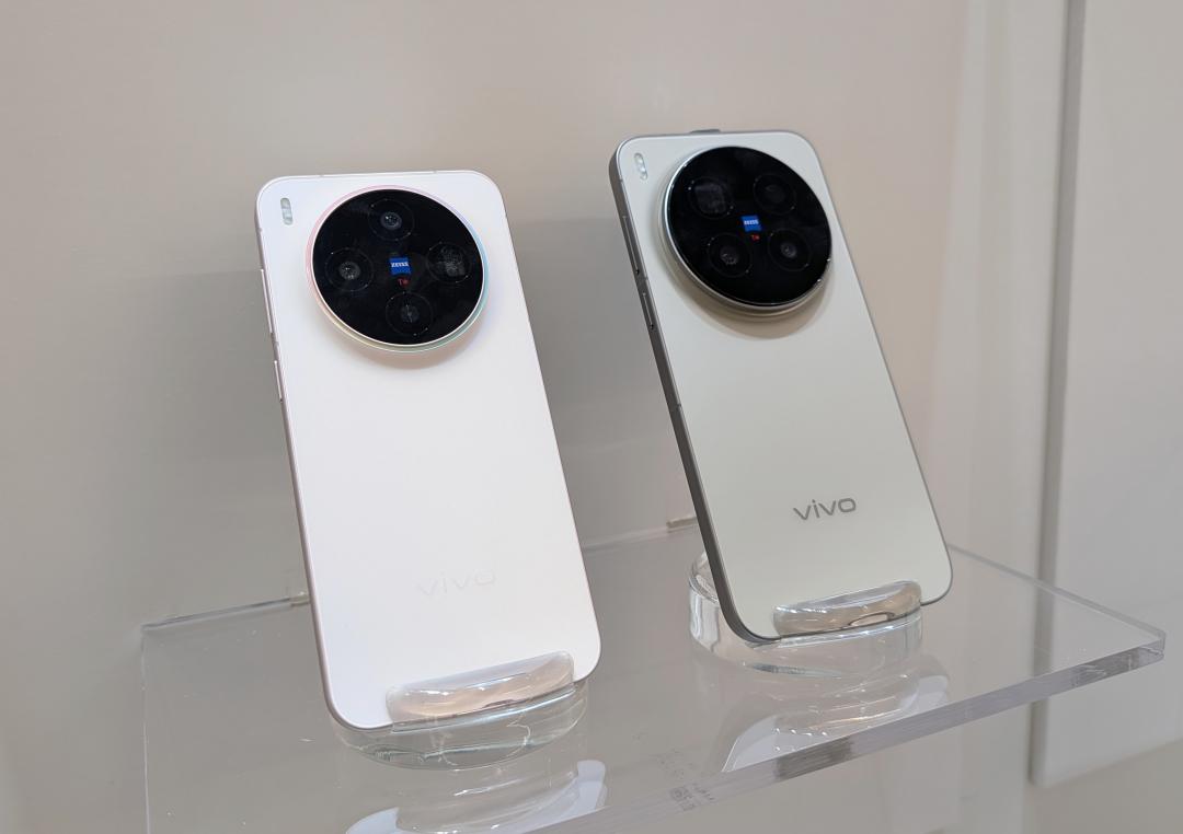 X300系列包括X300(左)、X300 Pro(右)兩款機型。（圖／記者吳佩樺攝）